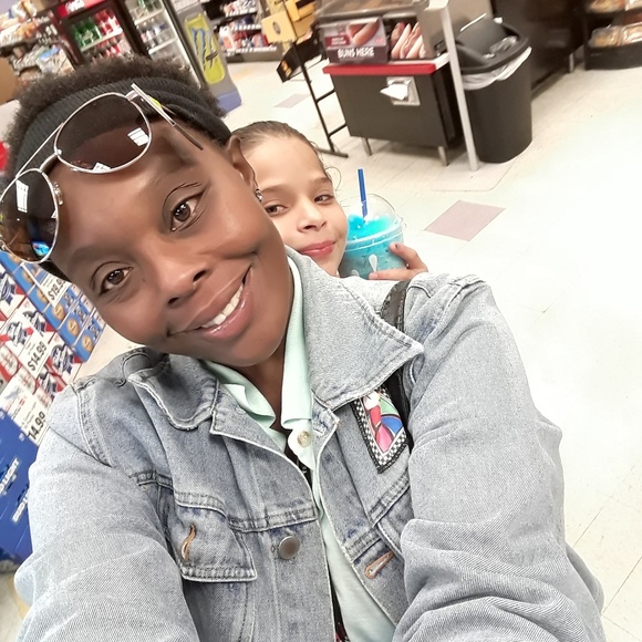 Meet your Posher, Kim - Picture 1 of 2